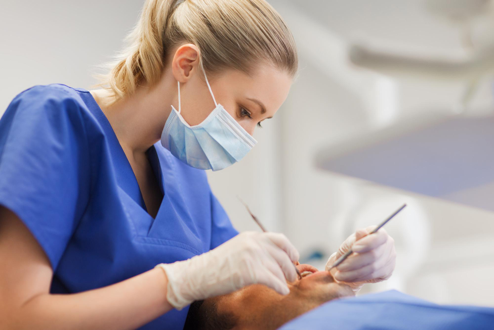 Dentista trabajando
